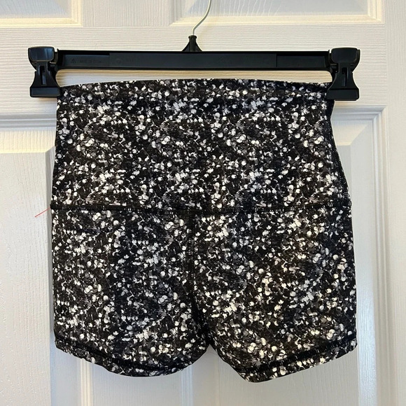 Lulu lemon shine short roll down size 4 shimmy shimmer black white - Picture 4 of 5